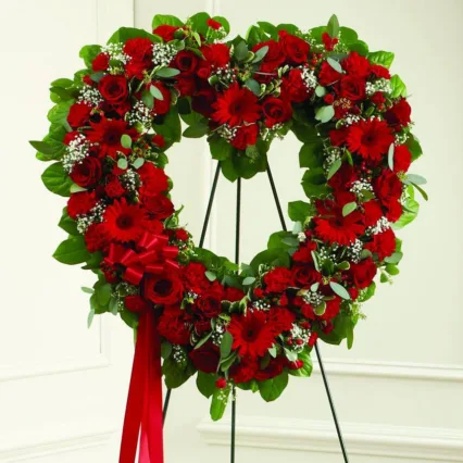 Inima – Trandafiri rosii, gerbera, Hypericum rosu, Gypsophila, Eucalipt, Salal