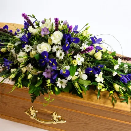 Aranjament – Iris, Trandafiri, Eustoma, Frezia, Crizanteme, Liatris, Ruscus Italia