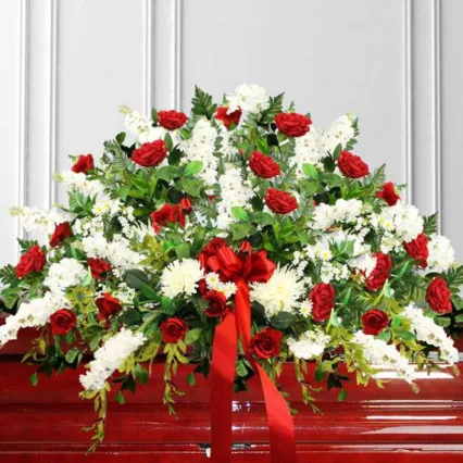 Aranjament Mathiola, Crizanteme, Trandafiri rosii , Santini, Eucalipt, Pavifolia, Ruscus Olanda, Verdeata