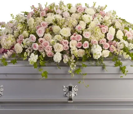 Aranjament – Trandafiri, Minirosa, Mathiola, Hortensie, Iedera, Wax Flower, Verdeata, Bupleurum