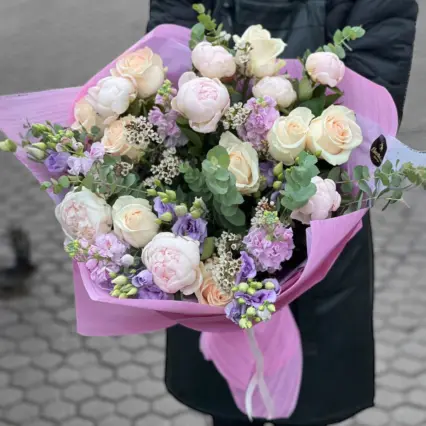 Buchet Premium "Alicia" – Bujori, Trandafiri & Matthiola