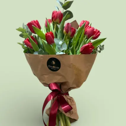 Buchet "Natură Vie" – 11 Lalele Roșii & Eucalipt