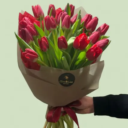Buchet "Grand Rustic" – 21 Lalele Roșii & Ambalaj Kraft