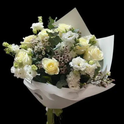 Buchet "Pure Elegance" – 7 Trandafiri & Eustoma Albă