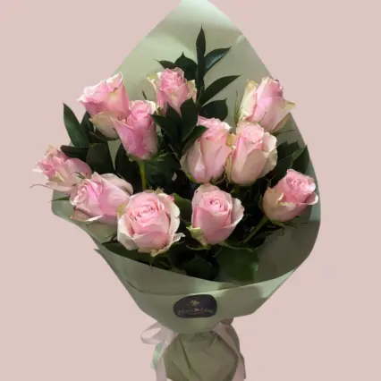 Buchet Blush Athena cu 11 trandafiri roz Athena, ruscus și verdeață decorativă, ambalat elegant