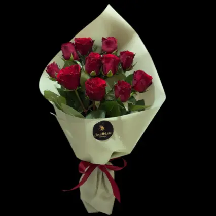 Buchet Crimson Classic cu 11 trandafiri roșii, ambalat elegant, fundal închis