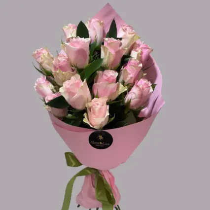 Buchet Pink Harmony cu 15 trandafiri roz, ruscus și ambalaj elegant, vedere frontală