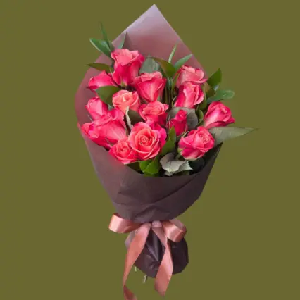 Buchet "Renata" – 15 Trandafiri Coral & Verdeață Ruscus