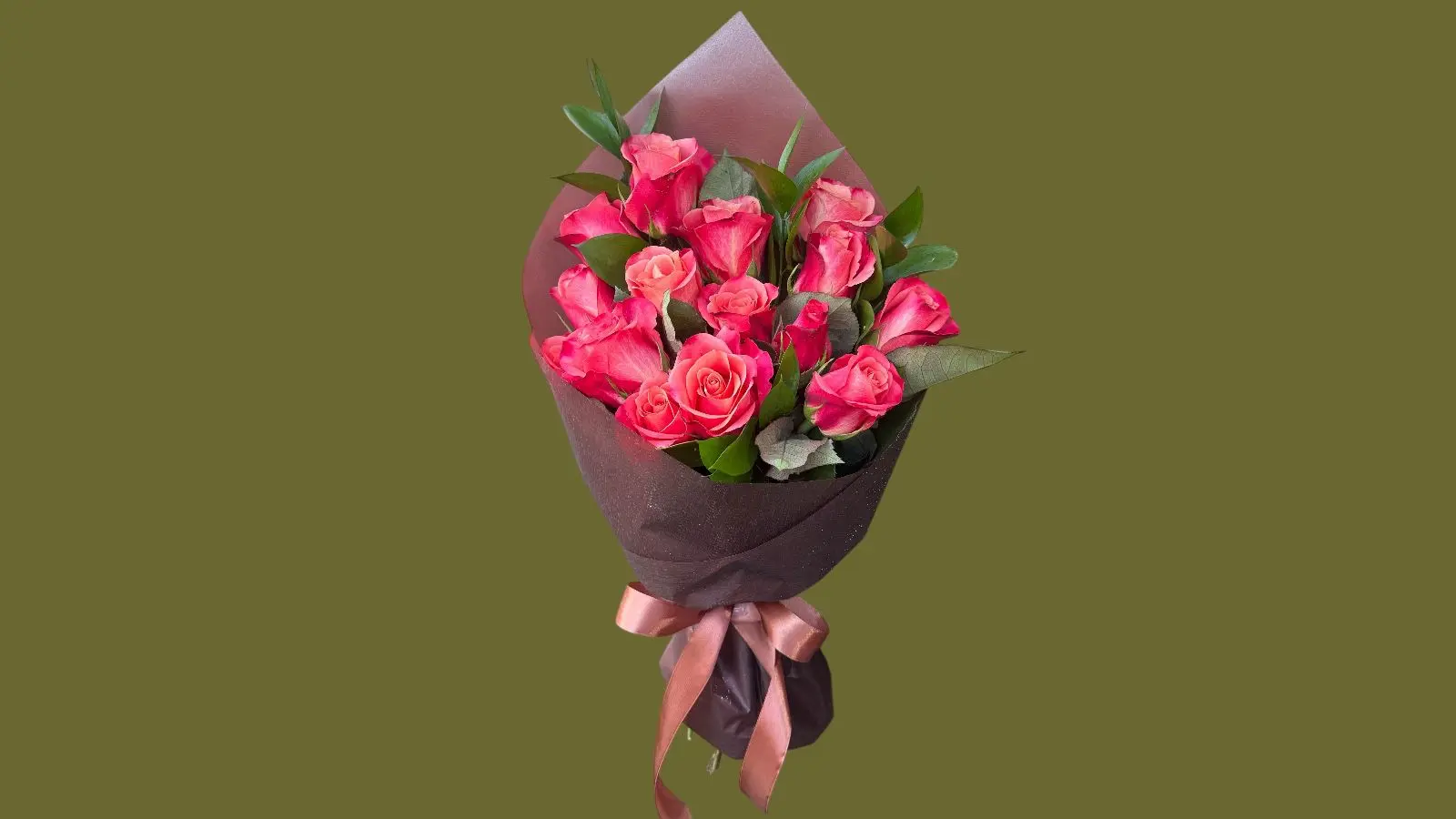Buchet "Renata" – 15 Trandafiri Coral & Verdeață Ruscus - imagine 2
