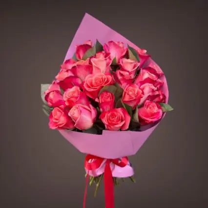 buchet renata cu 25 de trandafiri roz in hartie roz