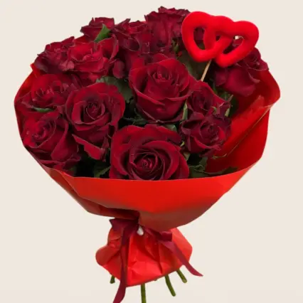 buchet de trandafiri red love cu 15 trandafiri rosii in hartie rosie si accesoriu inima de catifea