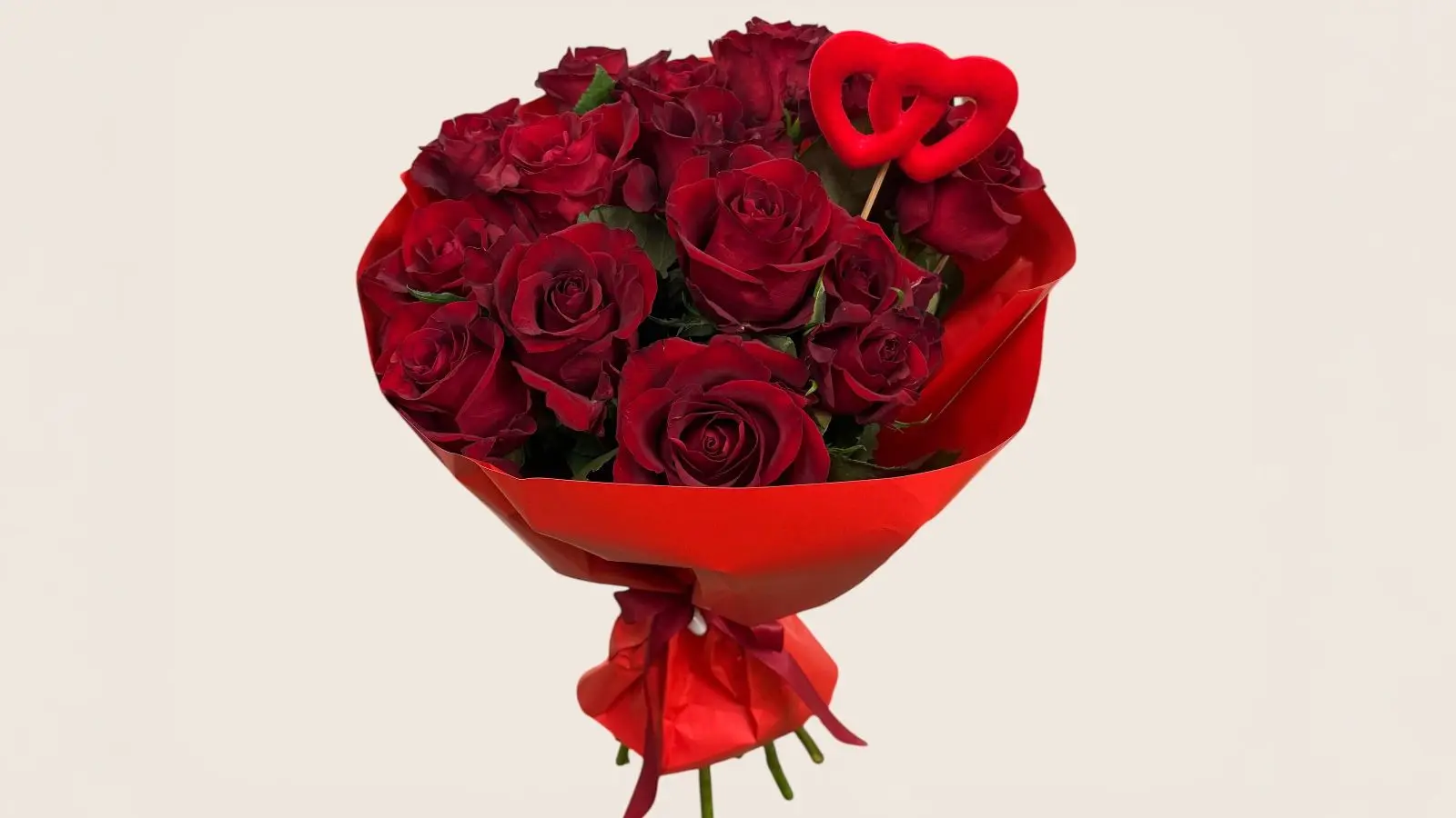 buchet de trandafiri red love cu 15 trandafiri rosii in hartie rosie si accesoriu inima de catifea