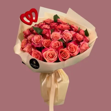 buchet renata cu 35 de trandafiri roz si hartie bej si accesoriu inima de catifea