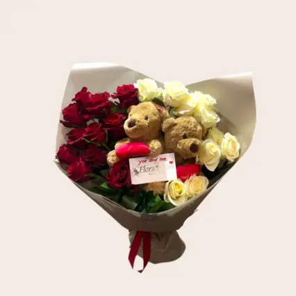 Buchet "Love and Me" – 21 Trandafiri & Ursuleti de Pluș
