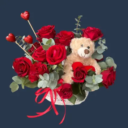 Aranjament floral "Valentinul Meu" cu trandafiri si ursulet