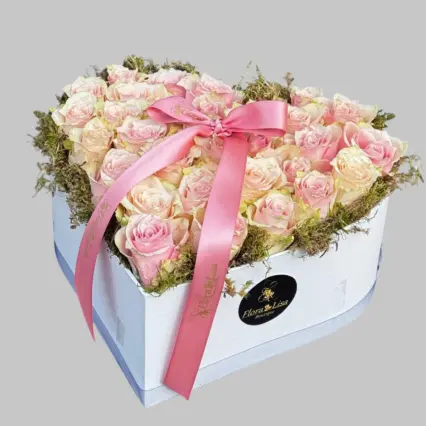 aranajament floral in forma de inima, care contine 25 de trandafiri roz