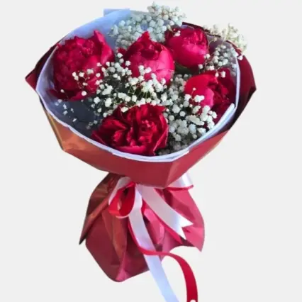 Buchet Sweet Romance cu 5 Bujori Roșii și Gypsophila