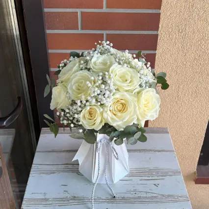 Buchet de mireasă elegant cu trandafiri albi și gypsophila
