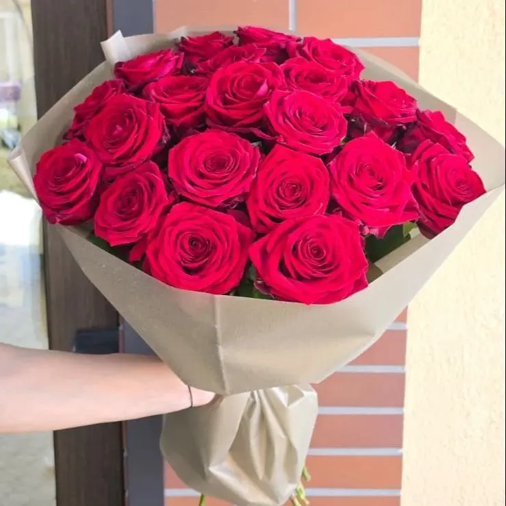 Buchet 21 trandafiri Red Naomi de 70 cm