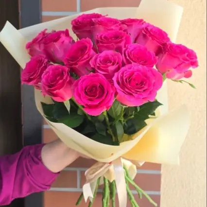 Buchet spectaculos cu 15 trandafiri roz intens de 60 cm
