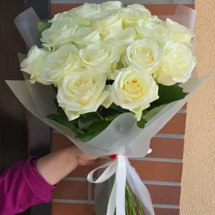Buchet trandafiri albi 21 trandafiri albi, eleganți