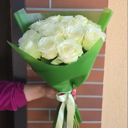 Buchet elegant 15 trandafiri albi Avalanche