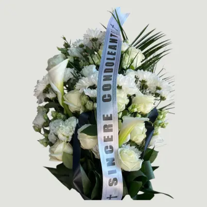 Buchet funerar alb cu crizanteme, trandafir, eustoma și cale