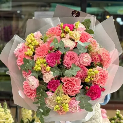 Buchet delicat cu bujori și minirosa în nuanțe de roz