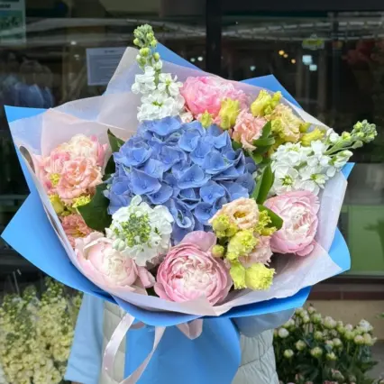 Buchet Gender Reveal cu hortensie, bujori și lisianthus