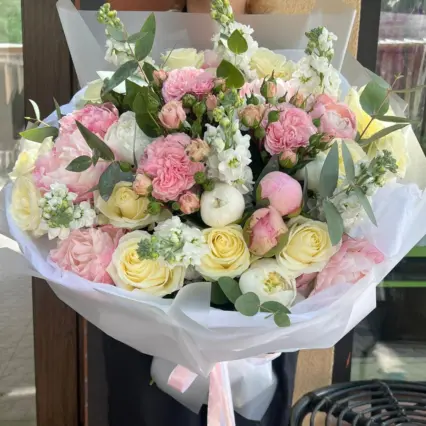 Buchet romantic cu bujori, trandafiri și mathiola