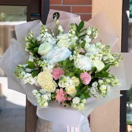 Buchet elegant cu hortensii, trandafiri și lisianthus în nuanțe pastelate