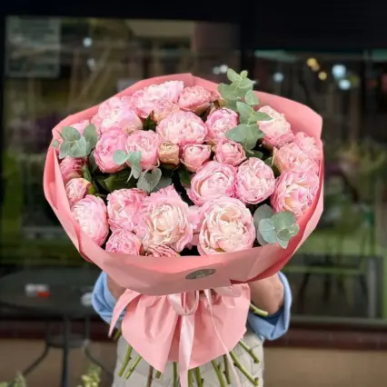 Buchet elegant de 31 bujori roz și eucalipt