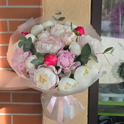 Buchet cu 21 bujori colorați și eucalipt proaspăt