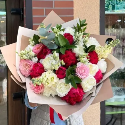 Buchet Regal cu Bujori și Trandafiri, Mix de Culori