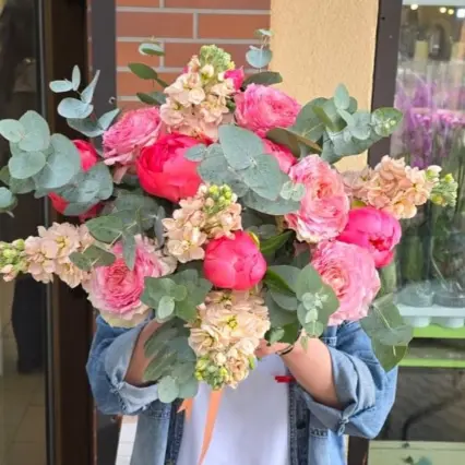 Buchet elegant cu bujori, trandafiri și mathiola roz