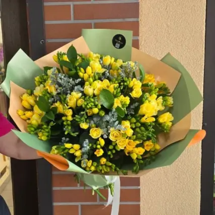 Buchet 51 frezii galbene cu eucalipt