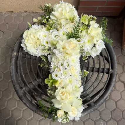 Cruce funerară din crizanteme și trandafiri albe, 55 cm