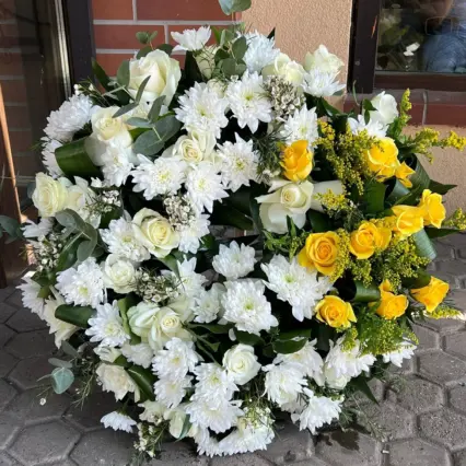 Coroană funerară impunătoare cu crizanteme și trandafiri