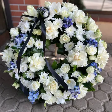 Coroană funerară elegantă cu trandafiri și crizanteme albe