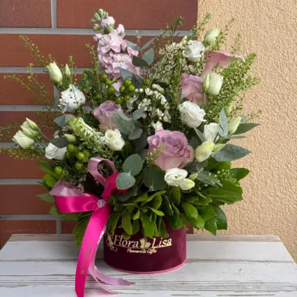 Aranjament floral elegant cu trandafiri și eustoma roz și alb