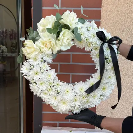 Coroană funerară cu crizanteme albe și trandafiri crem