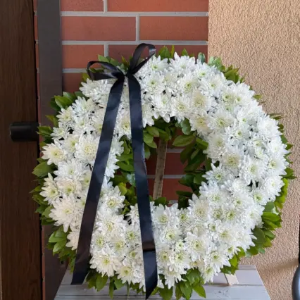 Coroană funerară crizanteme albe 50 cm