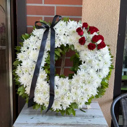 Coroană funerară cu crizanteme albe și trandafiri roșii