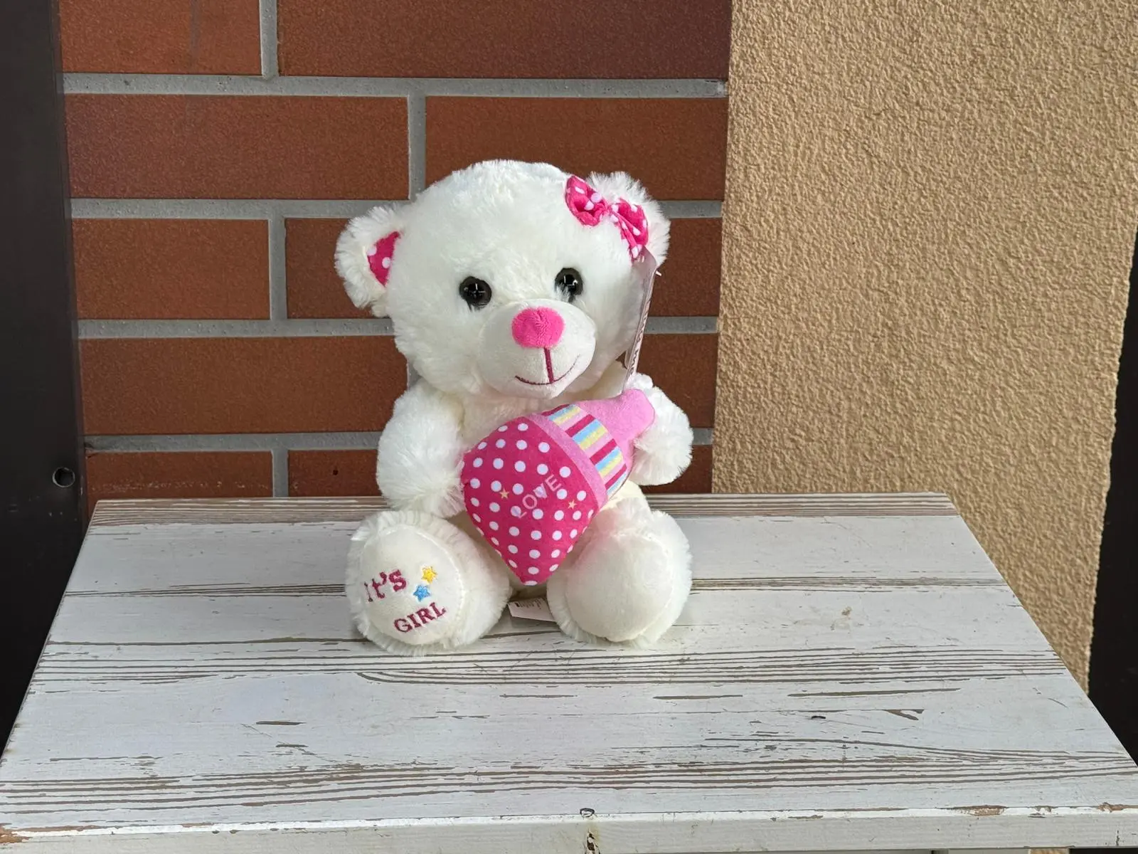 Ursulet pufos 'It's GIRL' cu suzetă roz