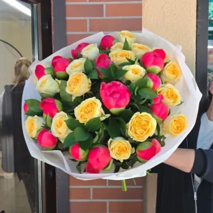 Buchet cu Bujori Roz și Trandafiri Galbeni Zâmbet Cald