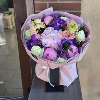 Buchet vibrant cu hortensie, bujori și lisianthus în nuanțe de mov