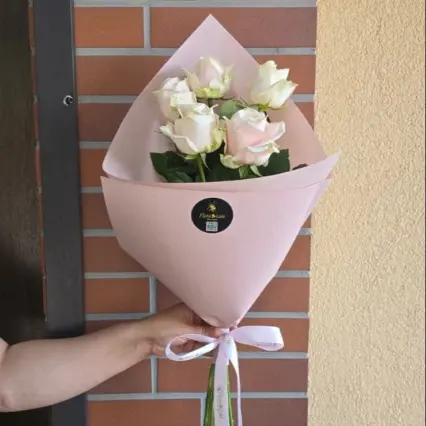 Buchet delicat cu 5 trandafiri roz pudră