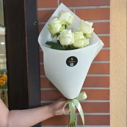 Buchet delicat de 5 trandafiri albi, un gest plin de puritate