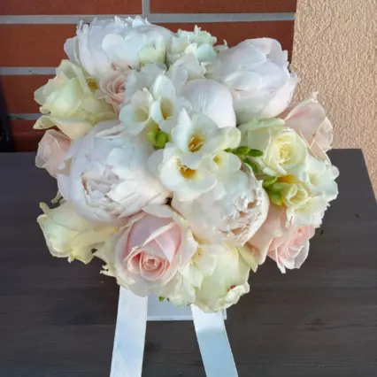 Buchet de mireasă elegant cu bujori, trandafiri și frezii