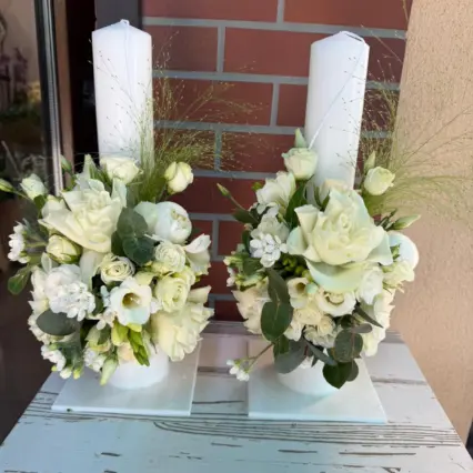 Lumânări cununie albe elegante cu trandafiri și lisianthus